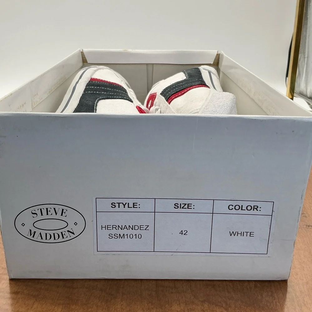 NWT Steve Madden Hernandez White with Black & Red‎ Stripes size 9 M